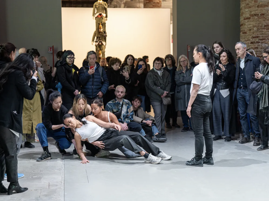 22/04/2024 - Isaac Chong Wai'nin Falling Reversely adlı eseri 60. Uluslararası Venedik Bienali Sanat Sergisi'nde